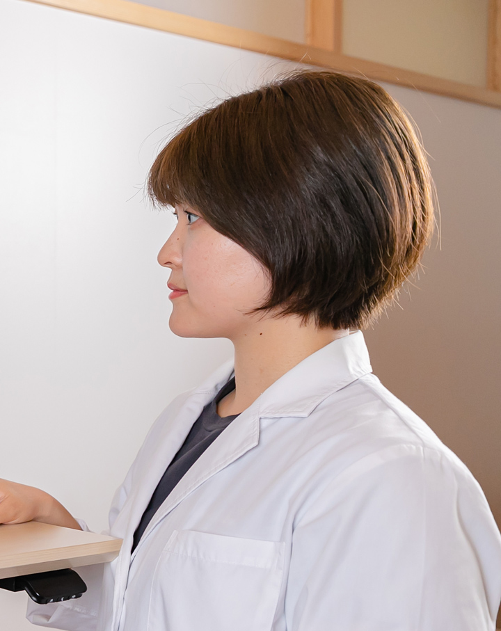 院長 足立奈緒子